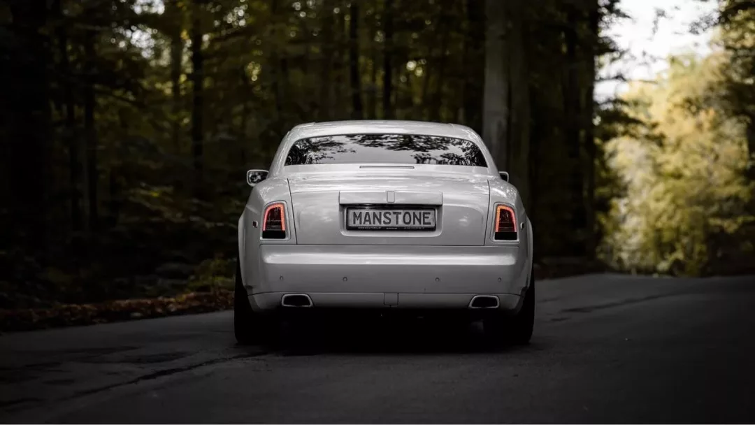 Rolls Royce Phantom Coupé in Weiß von hinten mieten