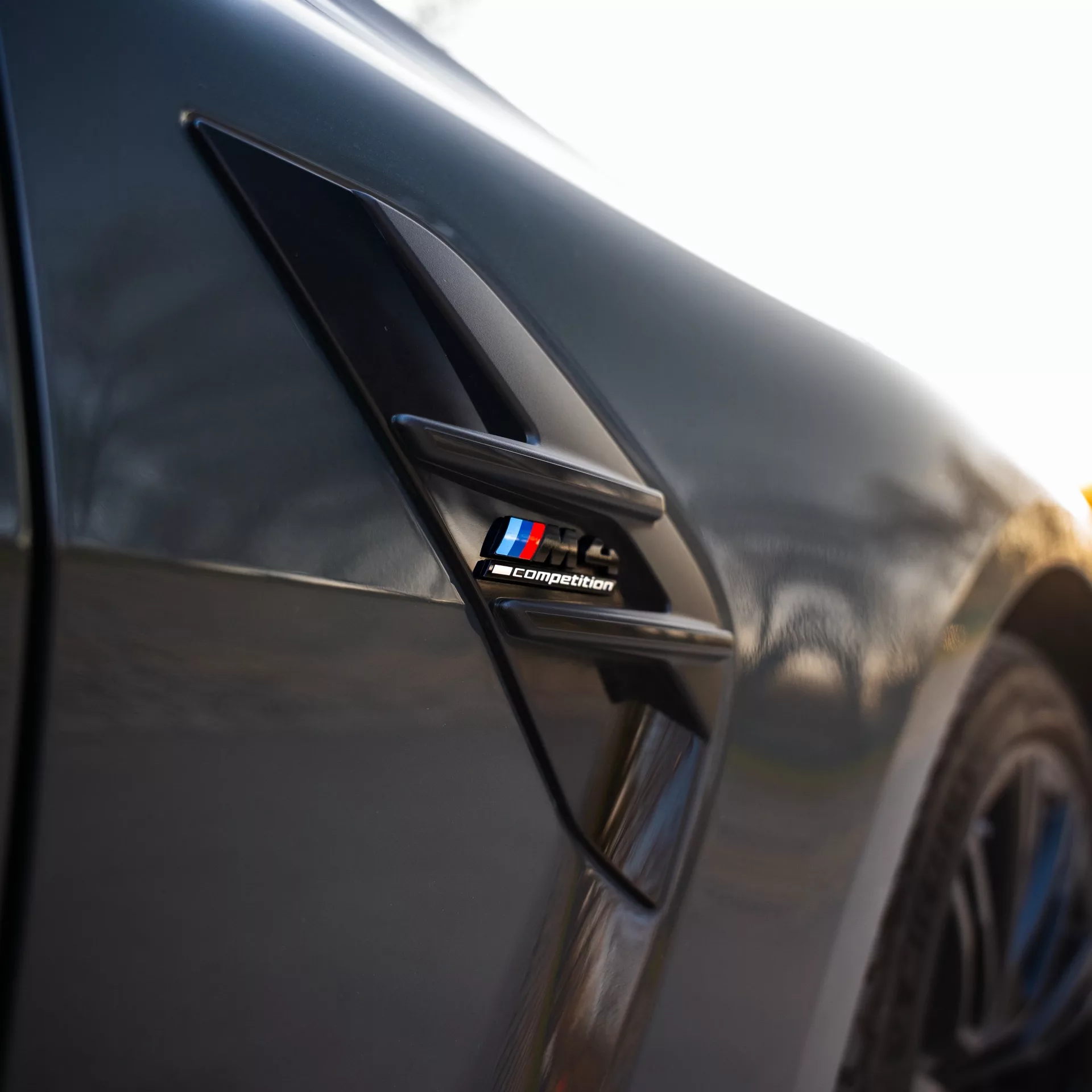 BMW M4 Competition Seitenemblem Nahaufnahme mieten