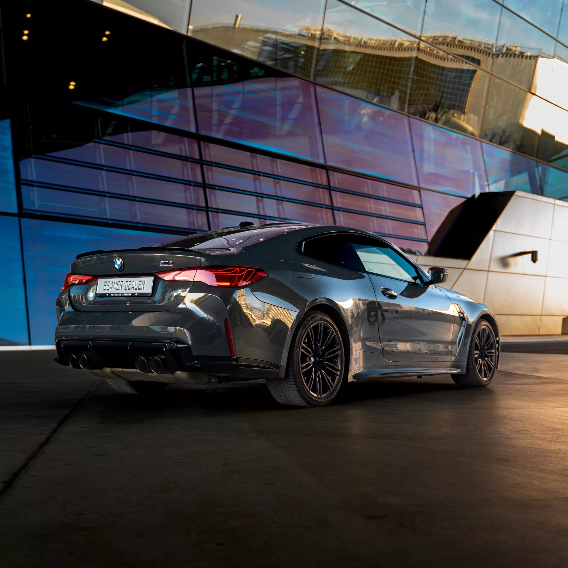 BMW M4 Competition in Grau von hinten mieten.