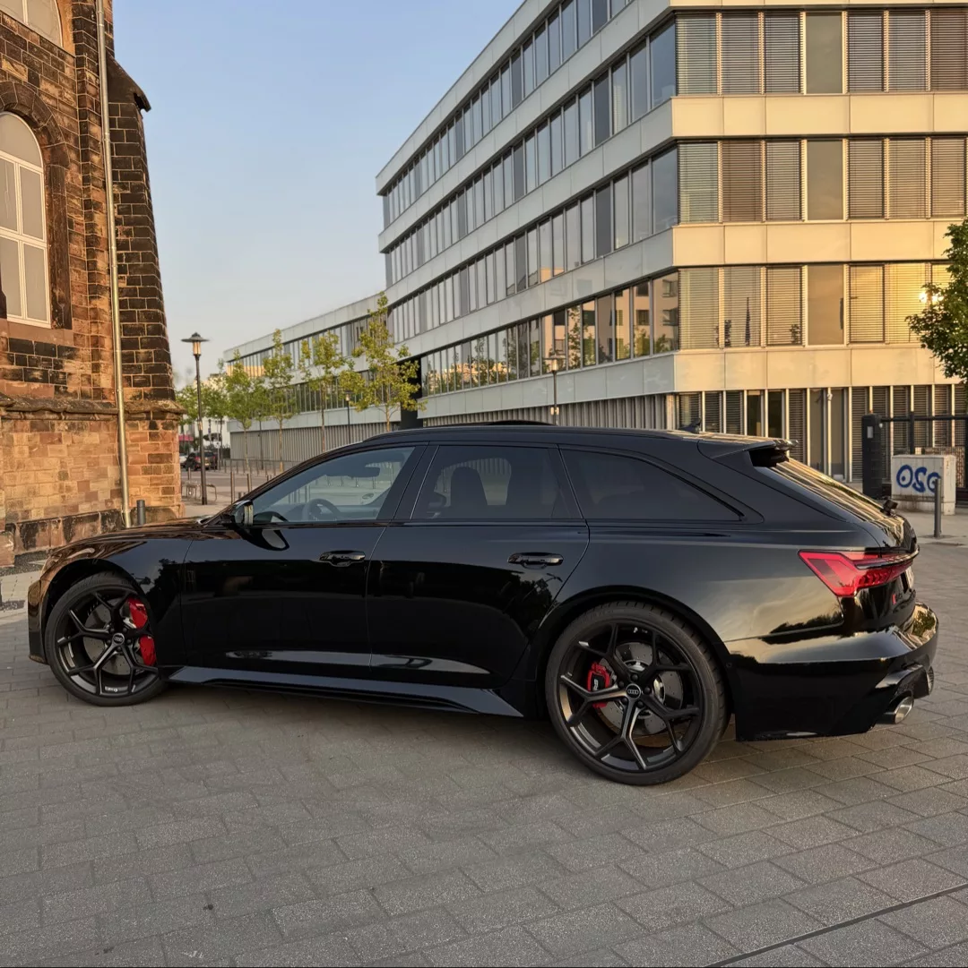 Audi RS6 Performance in Schwarz von der Seite mieten