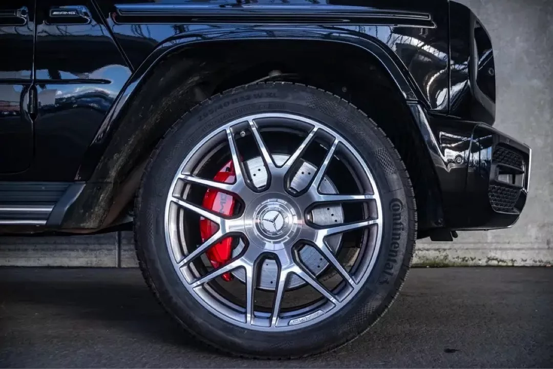 Nahaufnahme eines Reifens mit stilvollem Felgendesign an einem Mercedes-Benz G63 AMG.