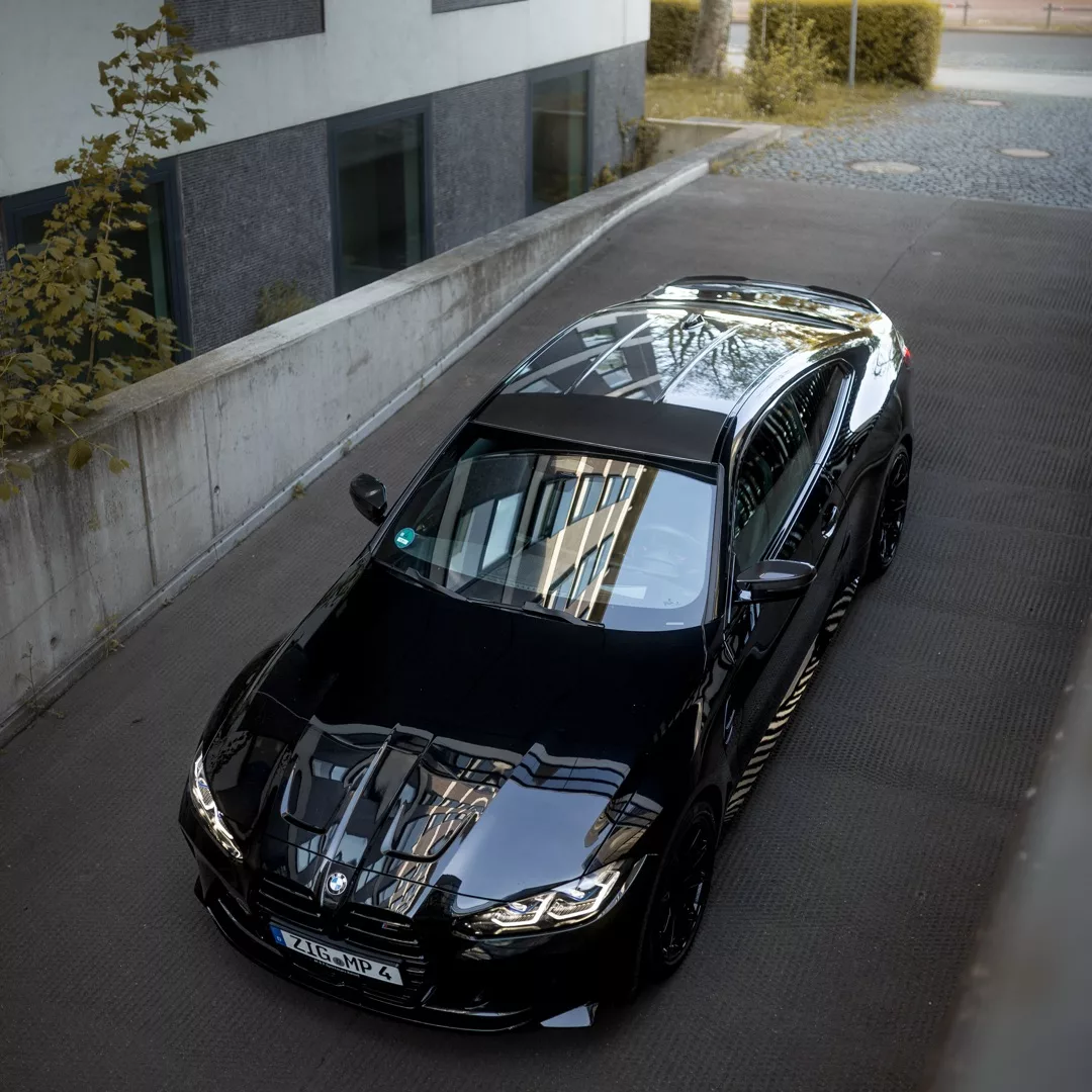BMW M4 Competition in Schwarz aus der Vogelperspektive mieten.