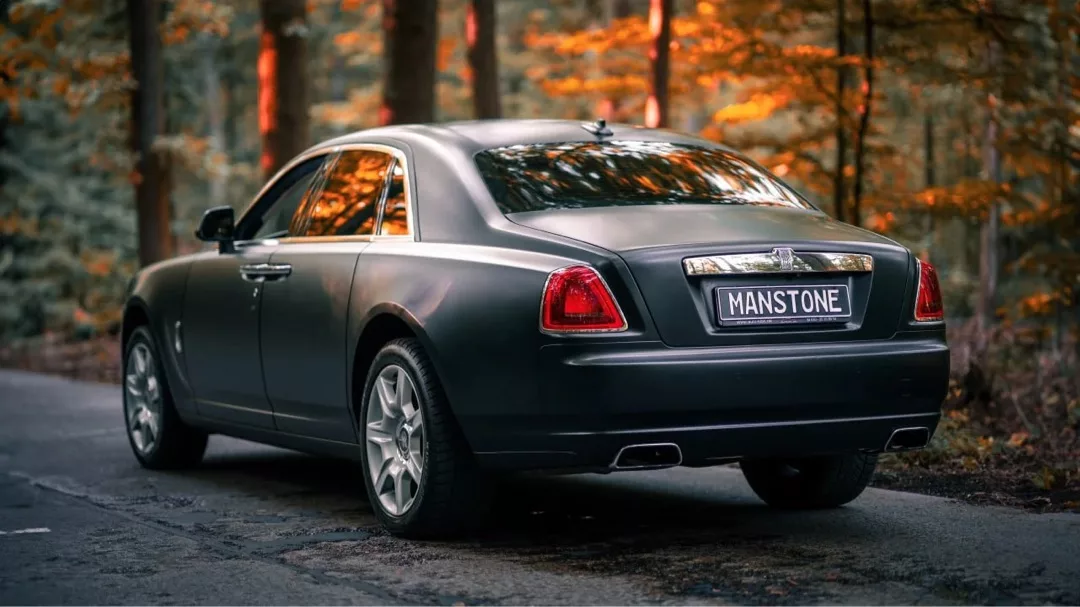 Rolls-Royce Ghost in Grau von hinten im Wald mieten