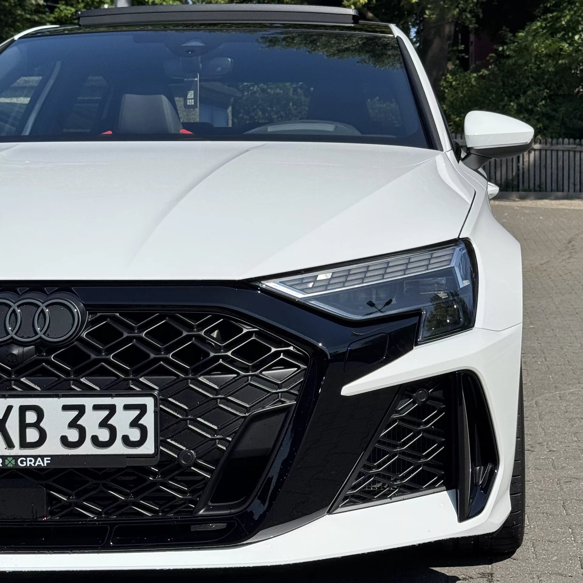 Audi RS3 Limousine 2025 in Weiß Frontansicht mieten