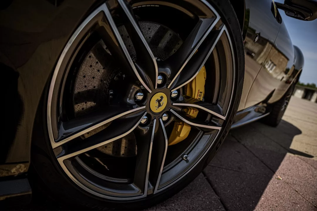 Ferrari Roma Spider 2025 Leichtmetallfelge Nahaufnahme mieten