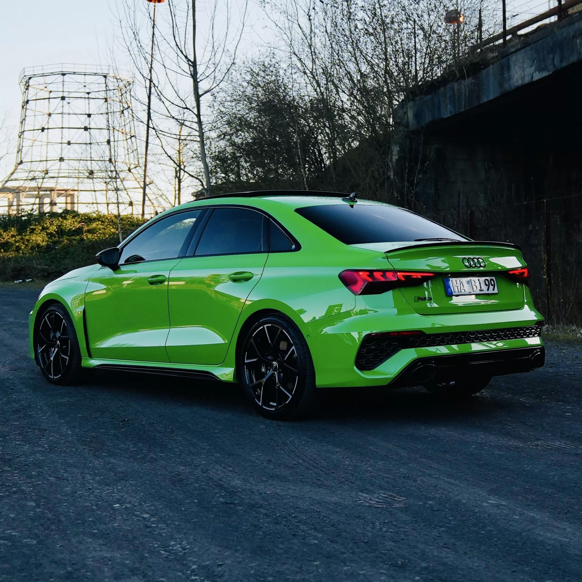 Audi RS3 Quattro in Grün von hinten mieten