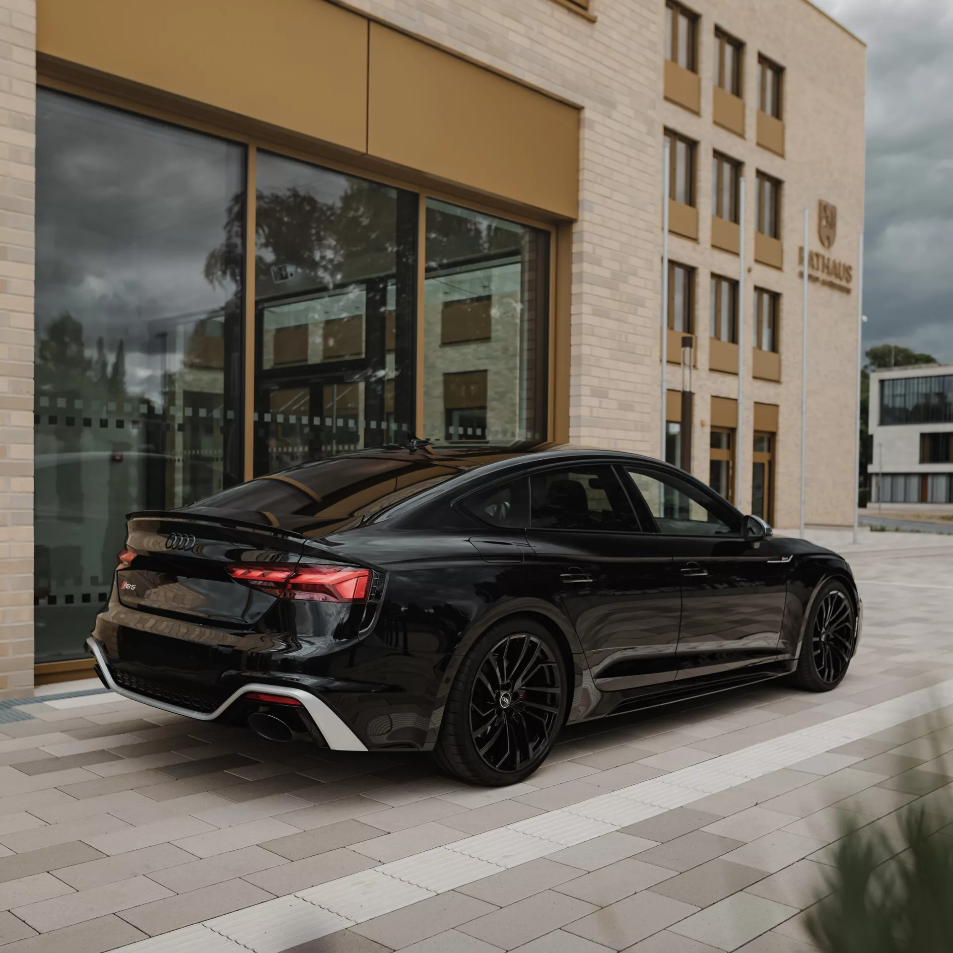Audi RS5 Sportback in Schwarz von hinten mieten