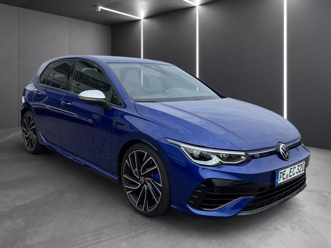 Volkswagen Golf 8 R in Blau mieten - Dreiviertel-Frontansicht
