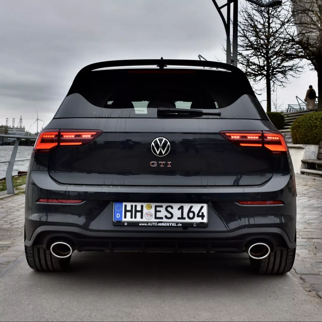 VW Golf 8 GTI CLUBSPORT in Schwarz von hinten mieten