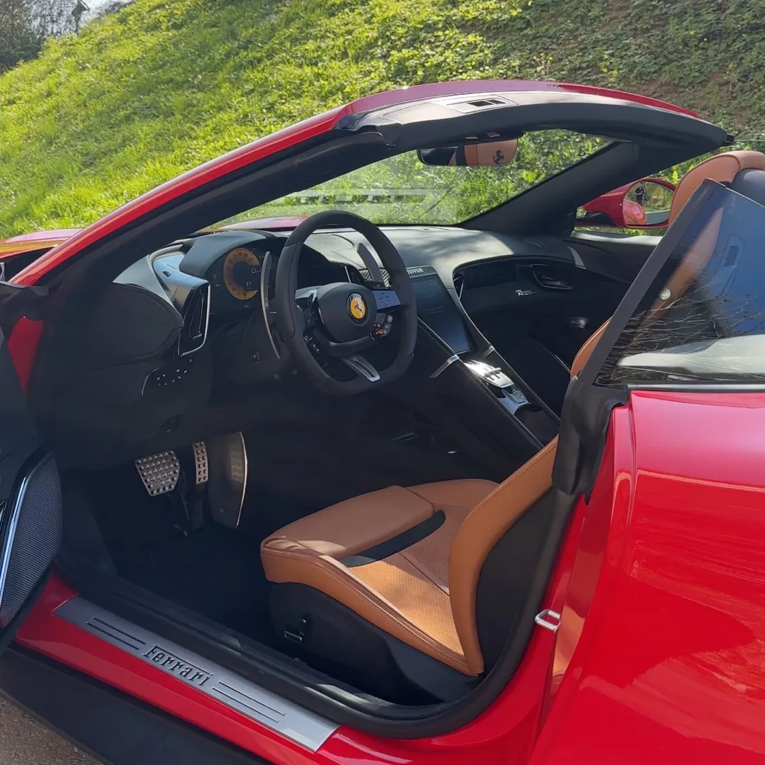 Ferrari Roma Spider in Rot, Innenraum mit Lederausstattung mieten.