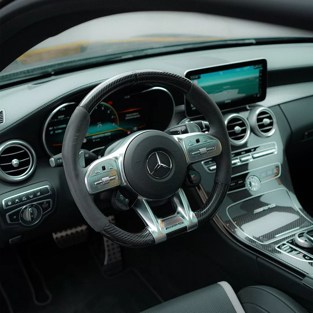 Mercedes C63 S AMG Cockpitansicht mit Lederlenkrad mieten