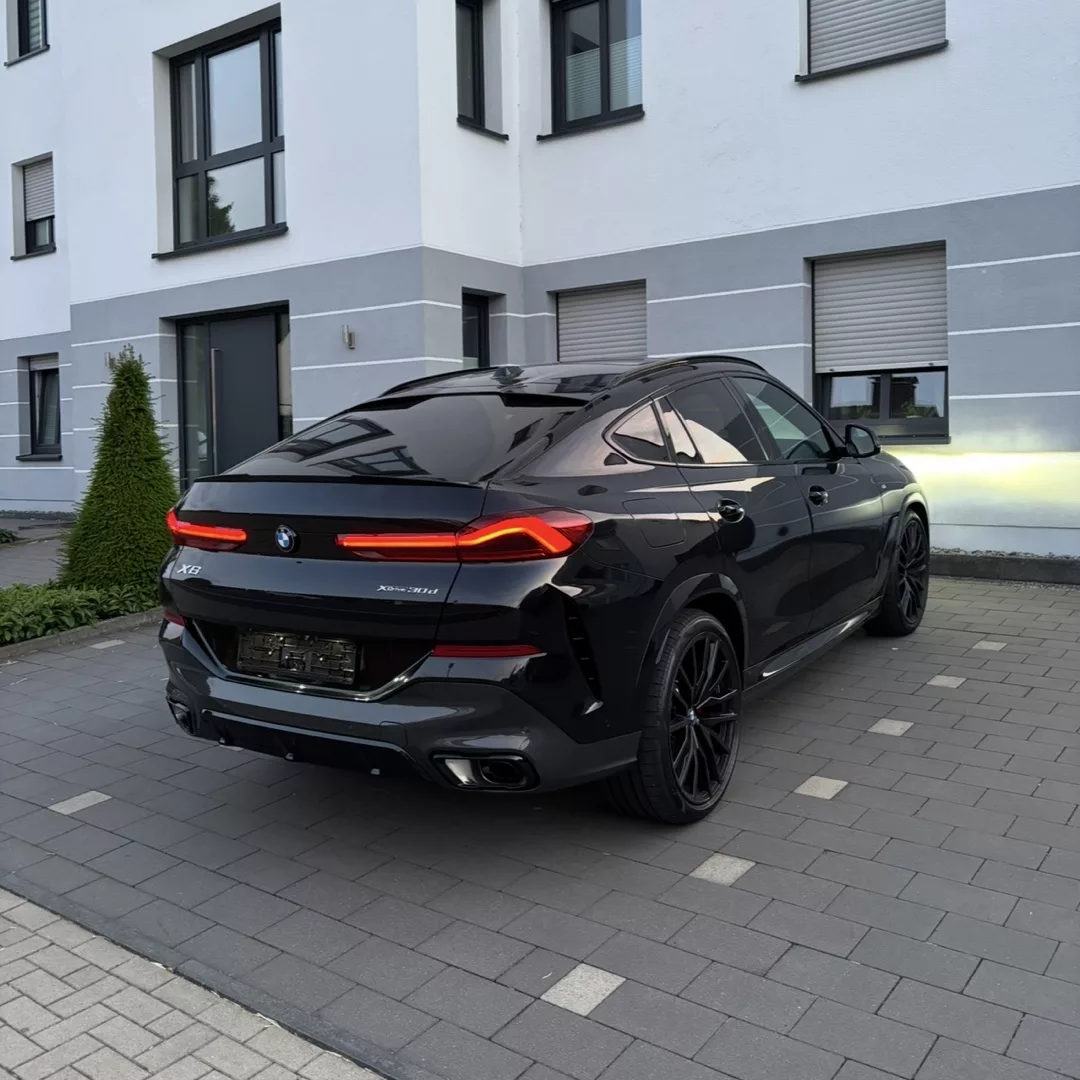 BMW X6 2025 in Schwarz von hinten mieten