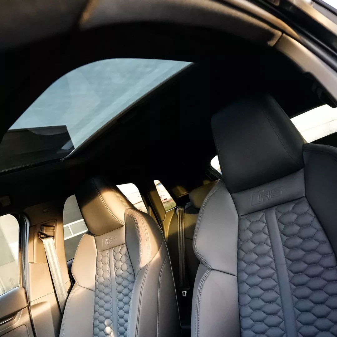 Audi RS3 2025 Innenraum mit Ledersitzen mieten