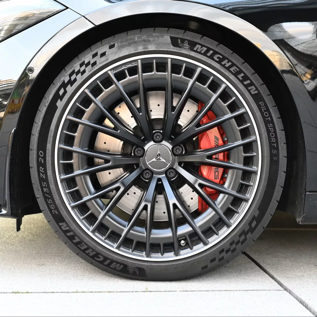 MERCEDES CLE 53 AMG Felge mit roter Bremse mieten