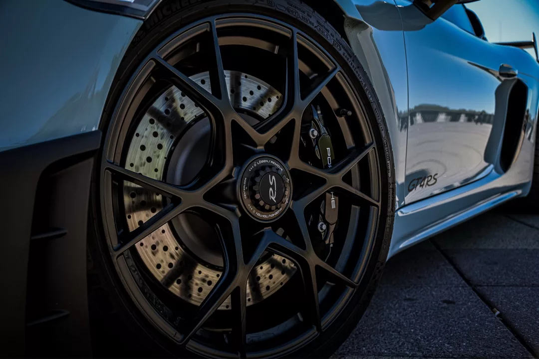 Porsche 718 GT4 RS Felgendetail in Nahaufnahme mieten