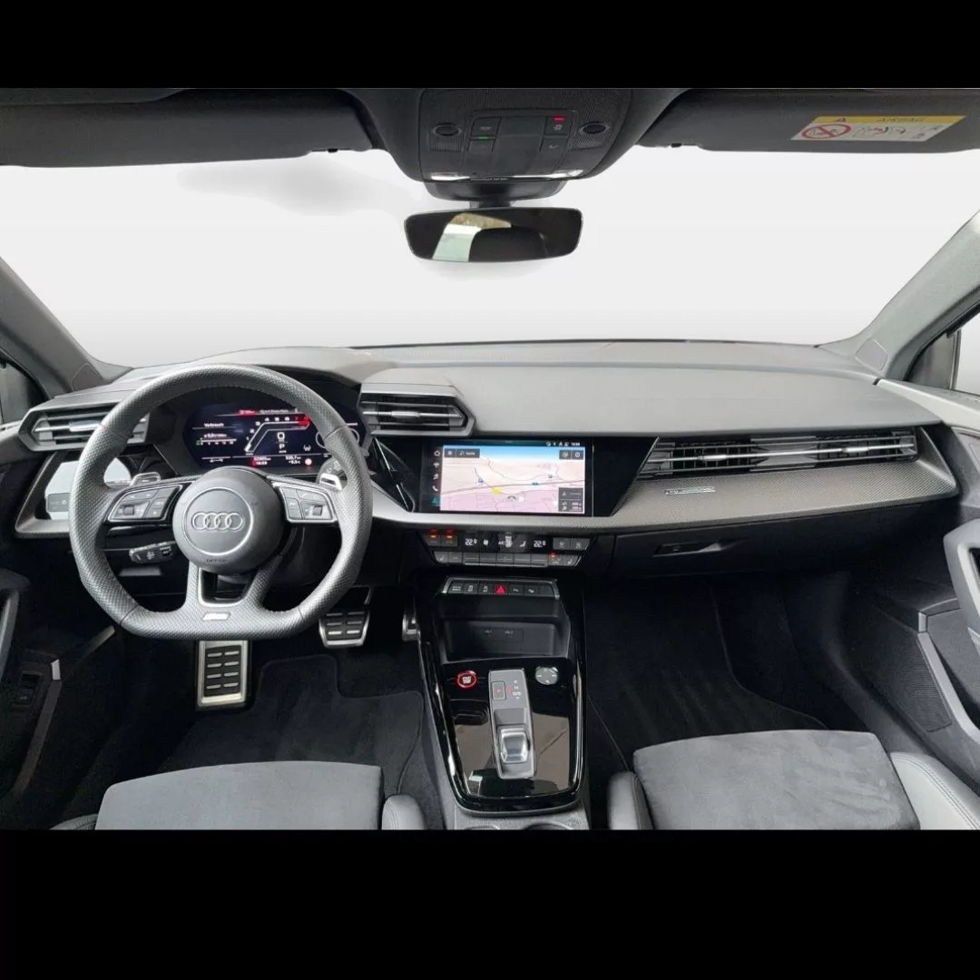 Audi RS3 Innenraum mit Cockpit-Display und Lenkrad mieten