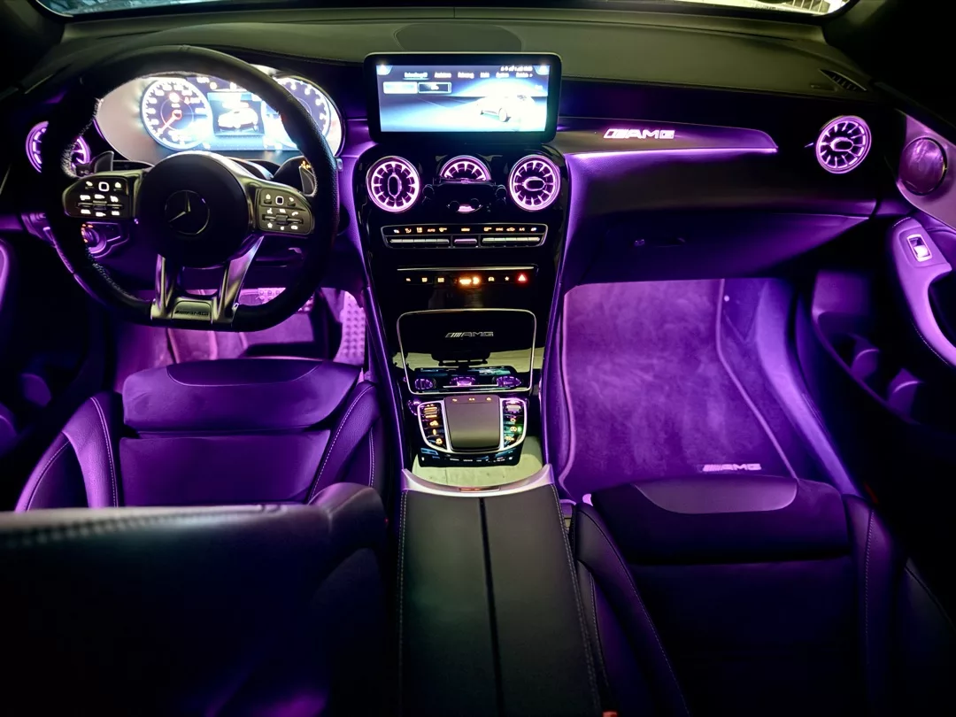 Mercedes-Benz GLC63AMG Facelift Innenraum mit Ambientebeleuchtung mieten.