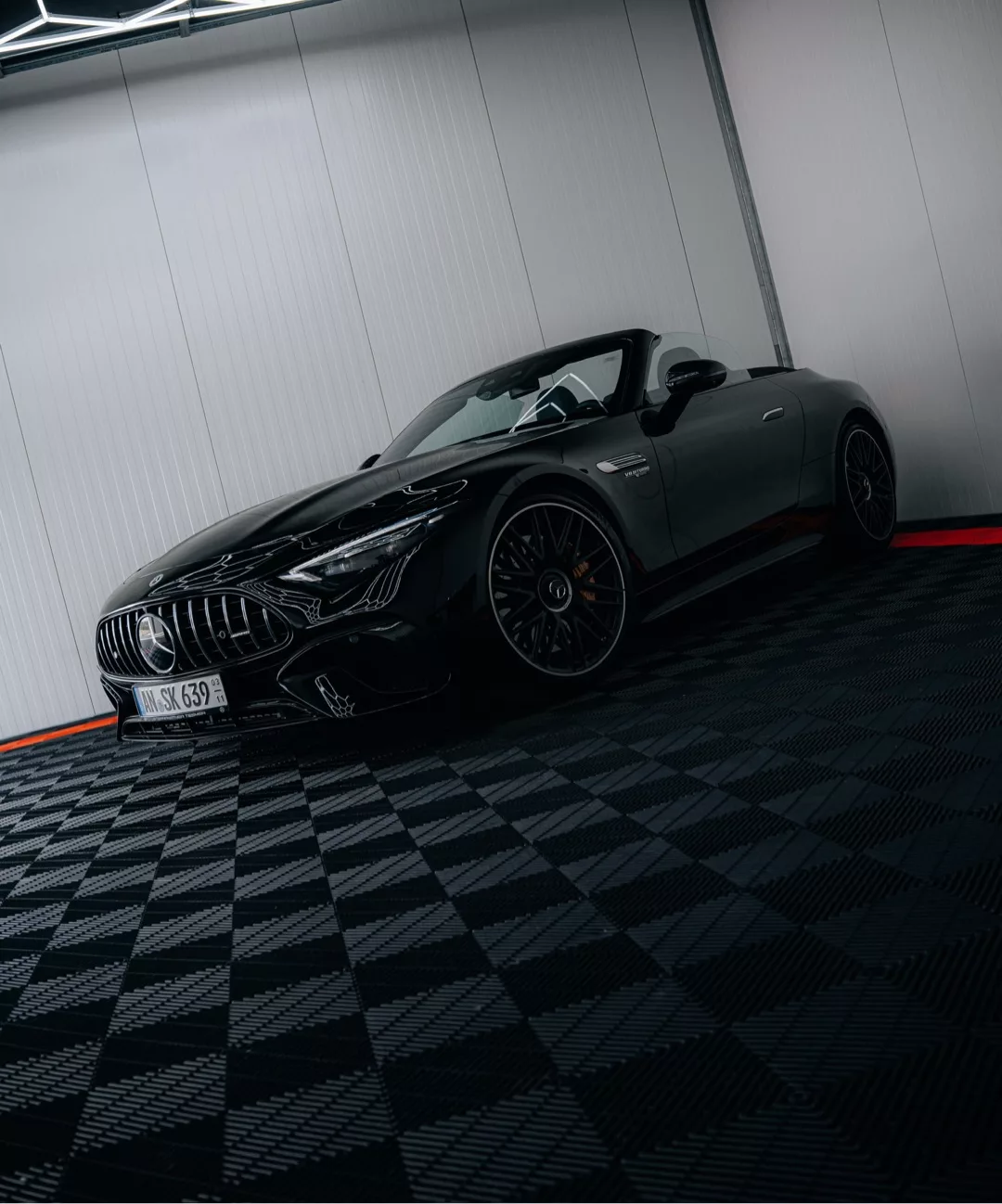 Mercedes-Benz SL 63 AMG in Schwarz von vorne mieten.