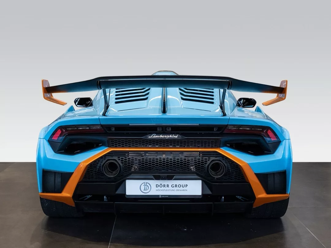 Lamborghini Huracan STO in Blau, Heckansicht mit Spoiler mieten.