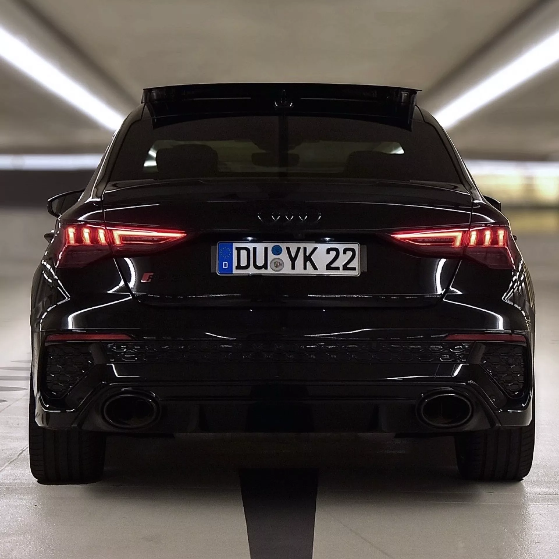 Audi RS3 Limousine in Schwarz von hinten mieten.