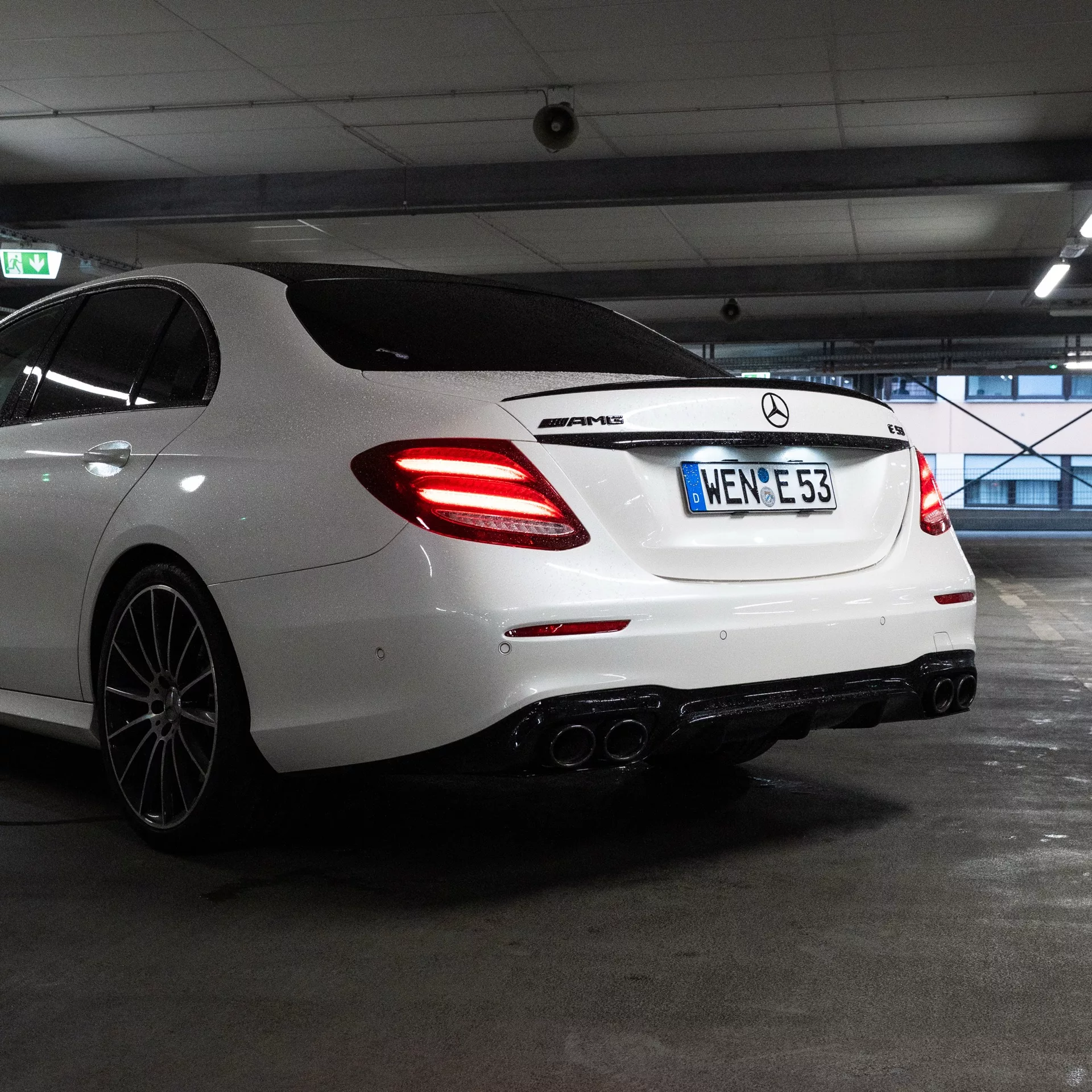 Mercedes-Benz E53 AMG Performance von hinten in Weiß mieten.