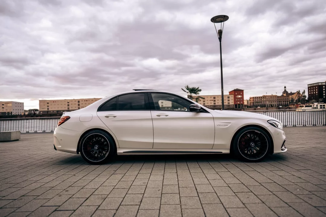 Mercedes C63 AMG in Weiß von der Seite mieten