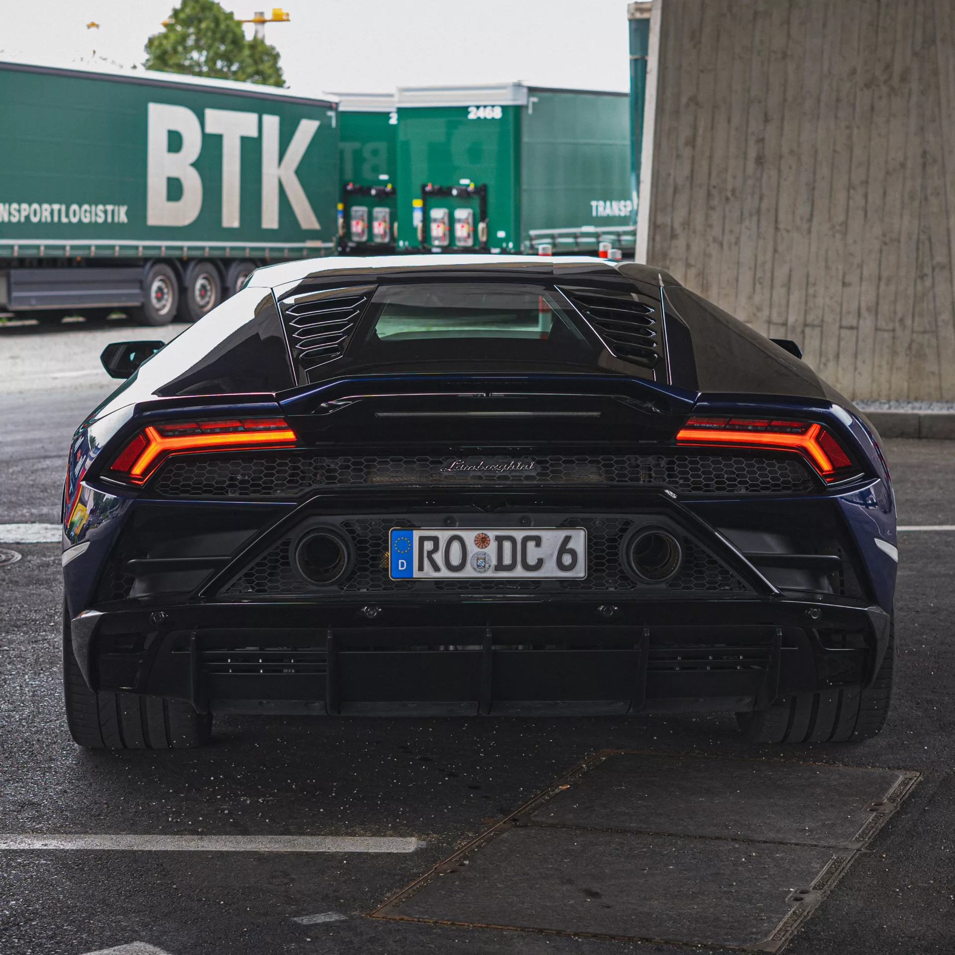 Lamborghini Huracan EVO in Dunkelblau von hinten mieten.