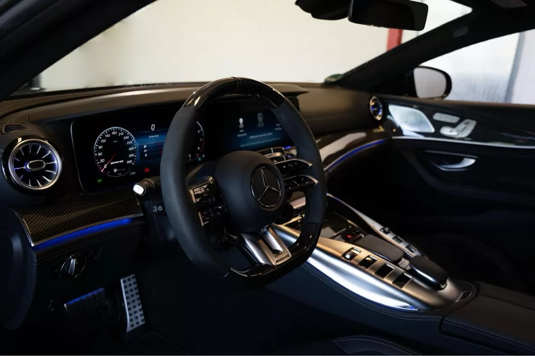 Mercedes Benz GT63S AMG Facelift Cockpit mit Touchscreen-Display mieten