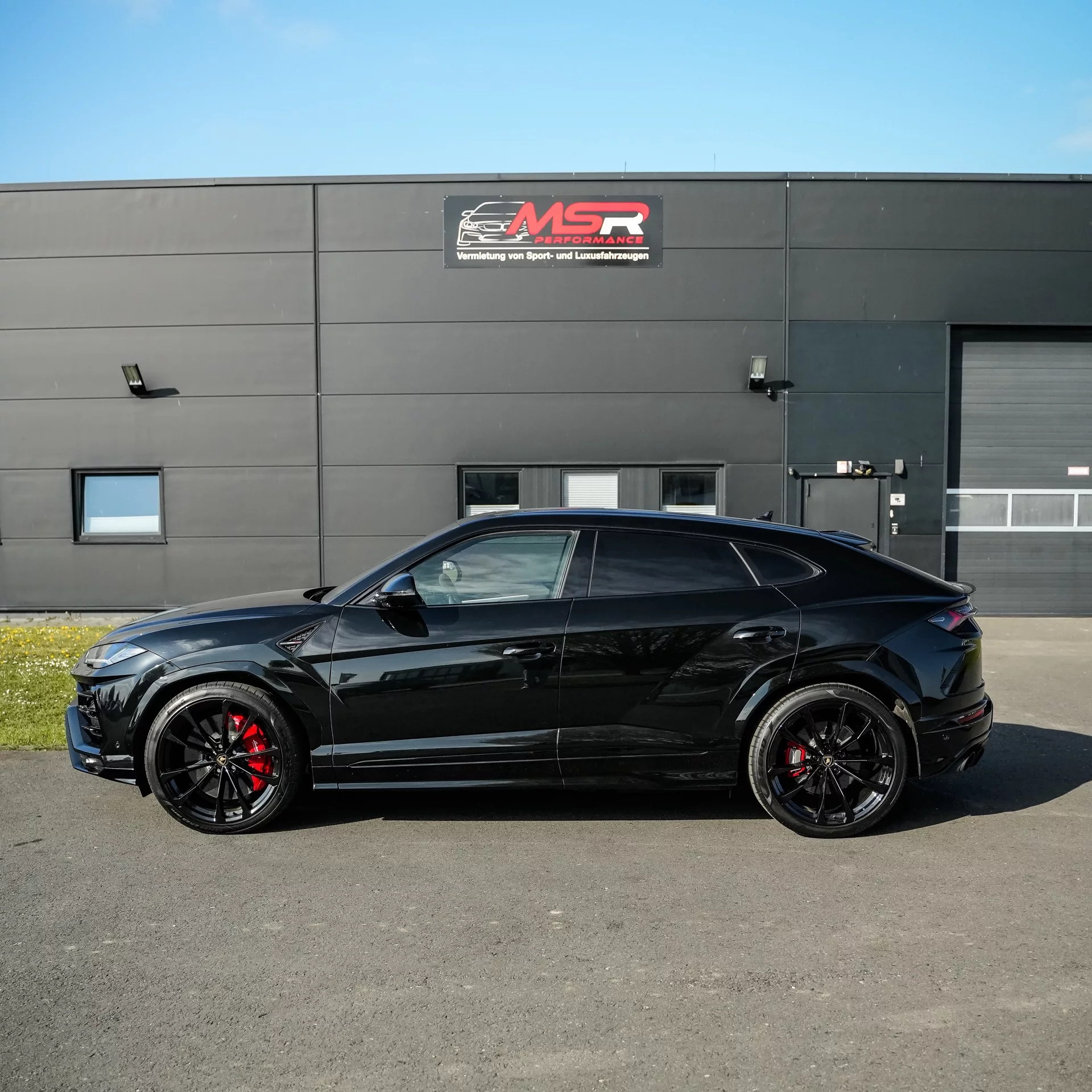 Lamborghini Urus in Schwarz von der Seite mieten