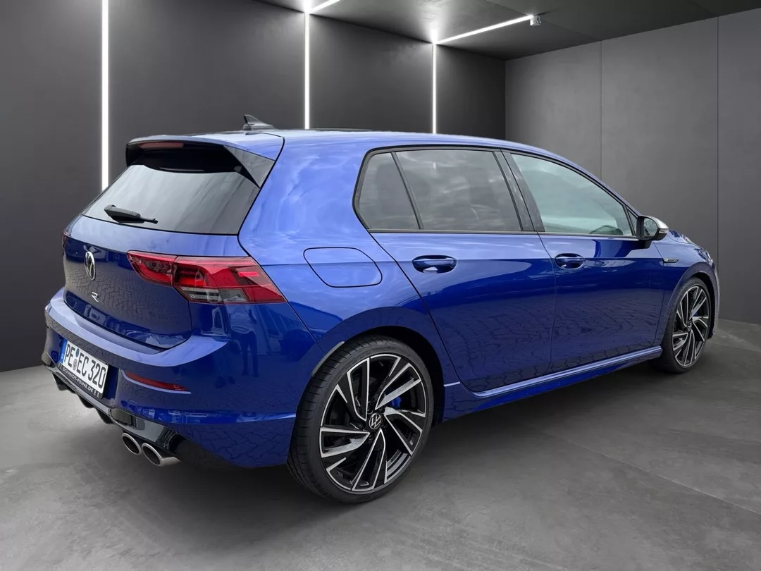 Golf 8 R in Blau von der Seite mieten
