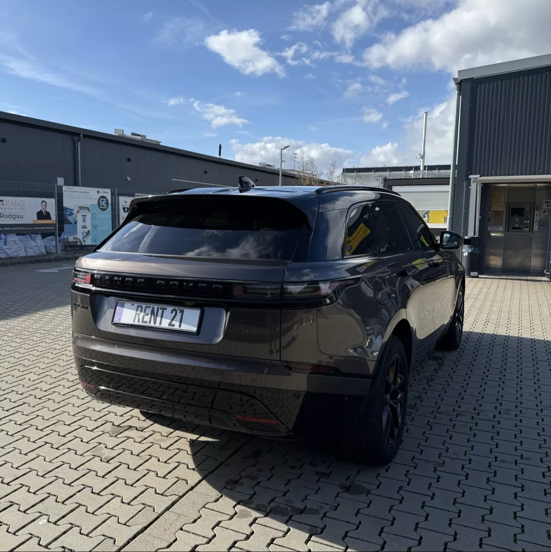 Range Rover Velar in Dunkelgrau Heckansicht mieten