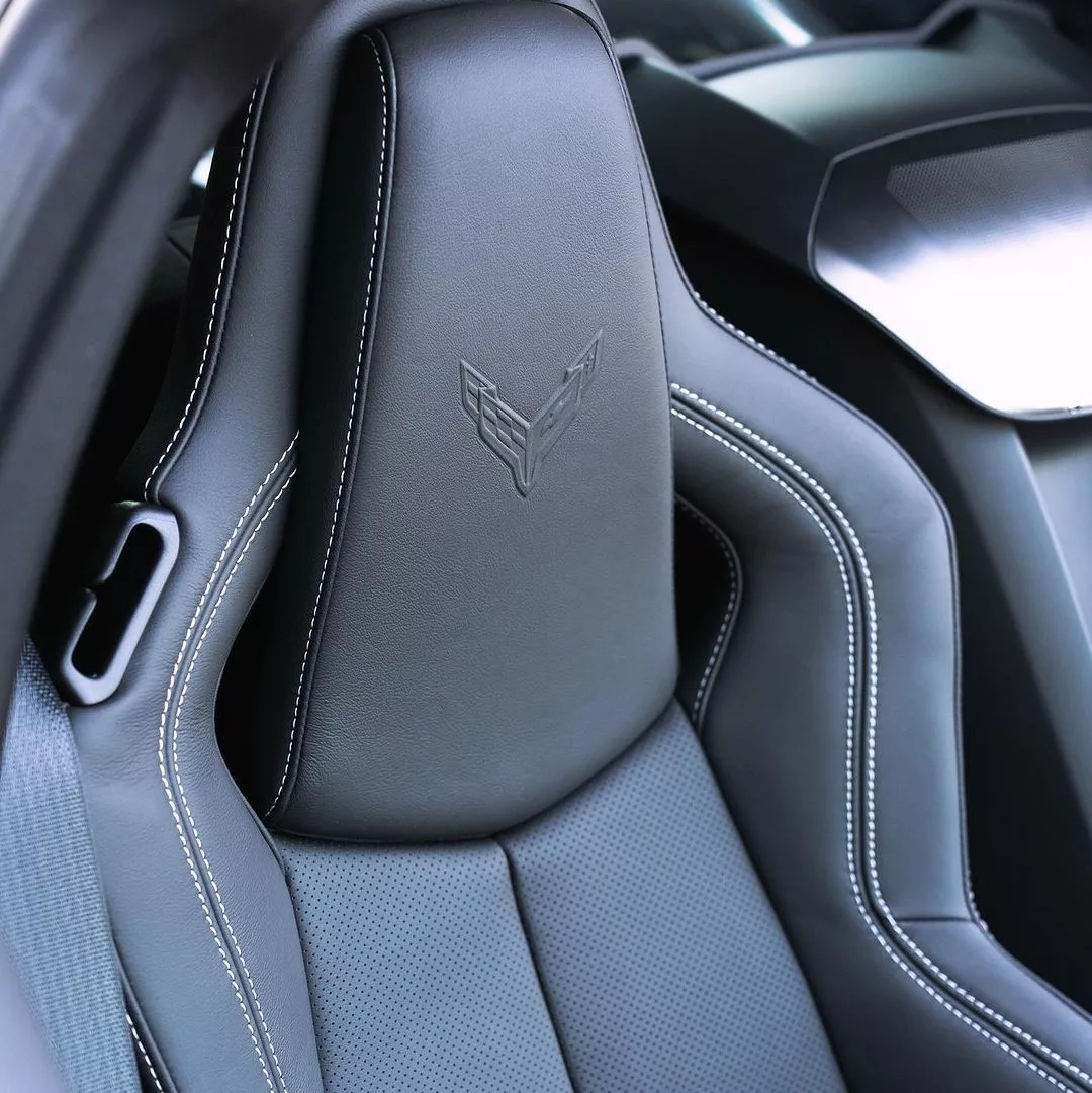Corvette C8 Innenraum mit Sportsitzen und Details mieten.