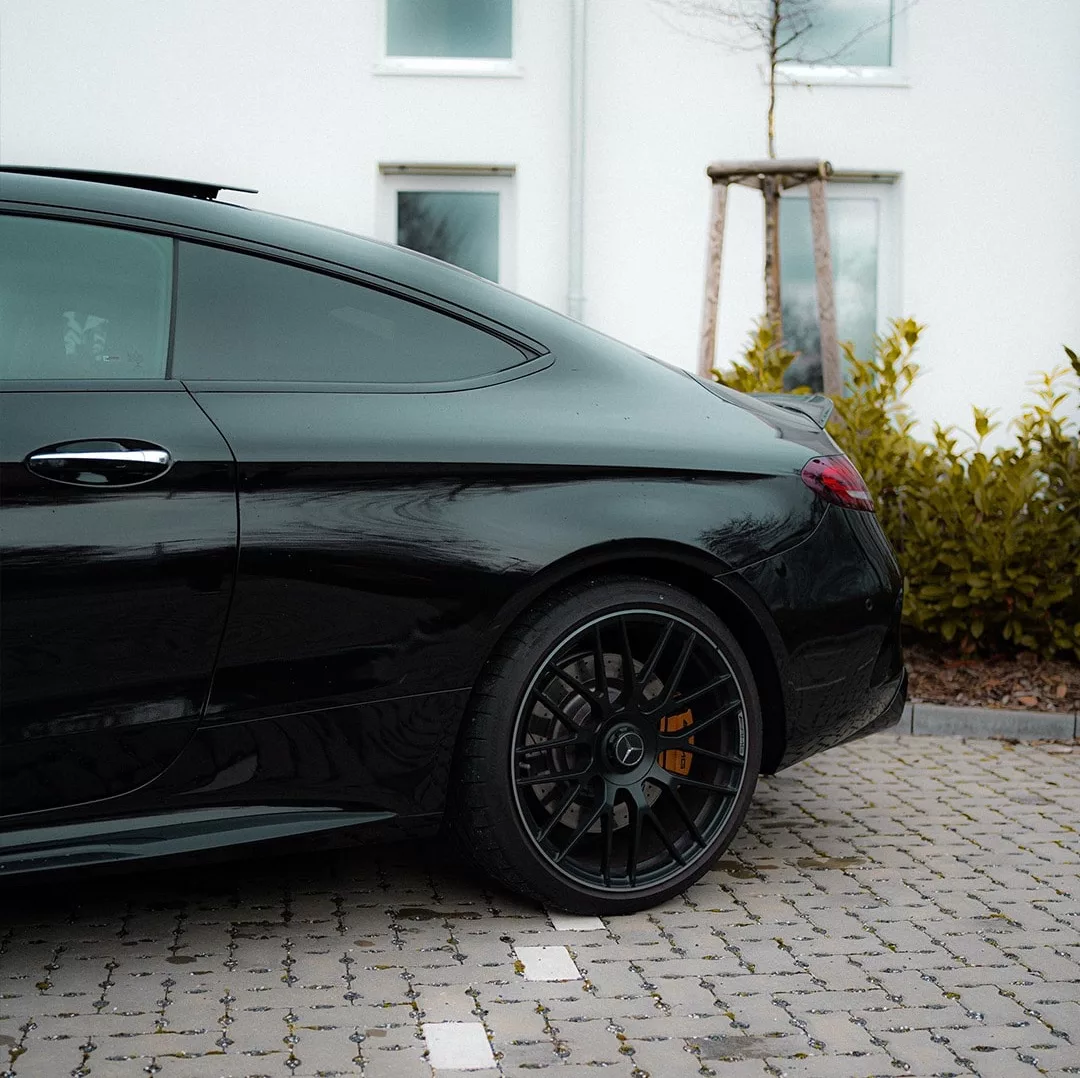 Mercedes C63 S AMG in Schwarz von der Seite mieten