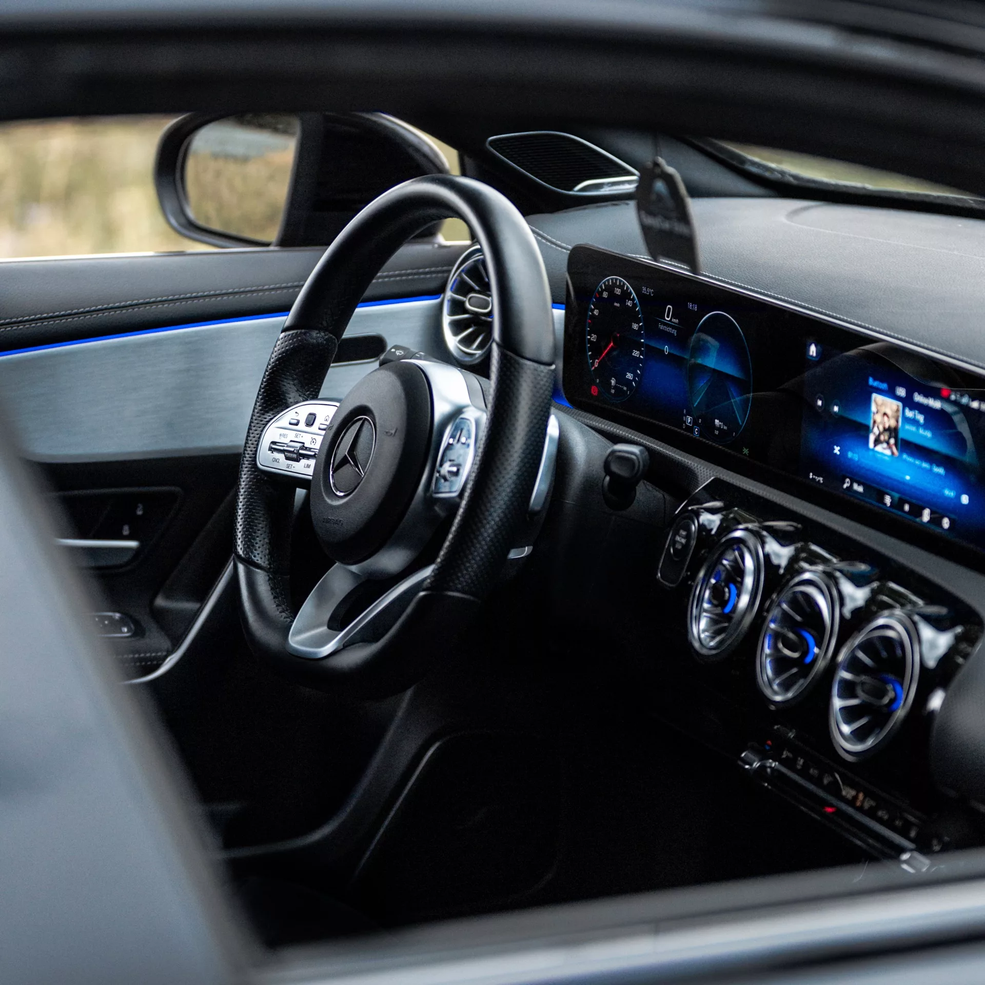 Mercedes-Benz A250e Edition Innenraum mit Digitaldisplay mieten