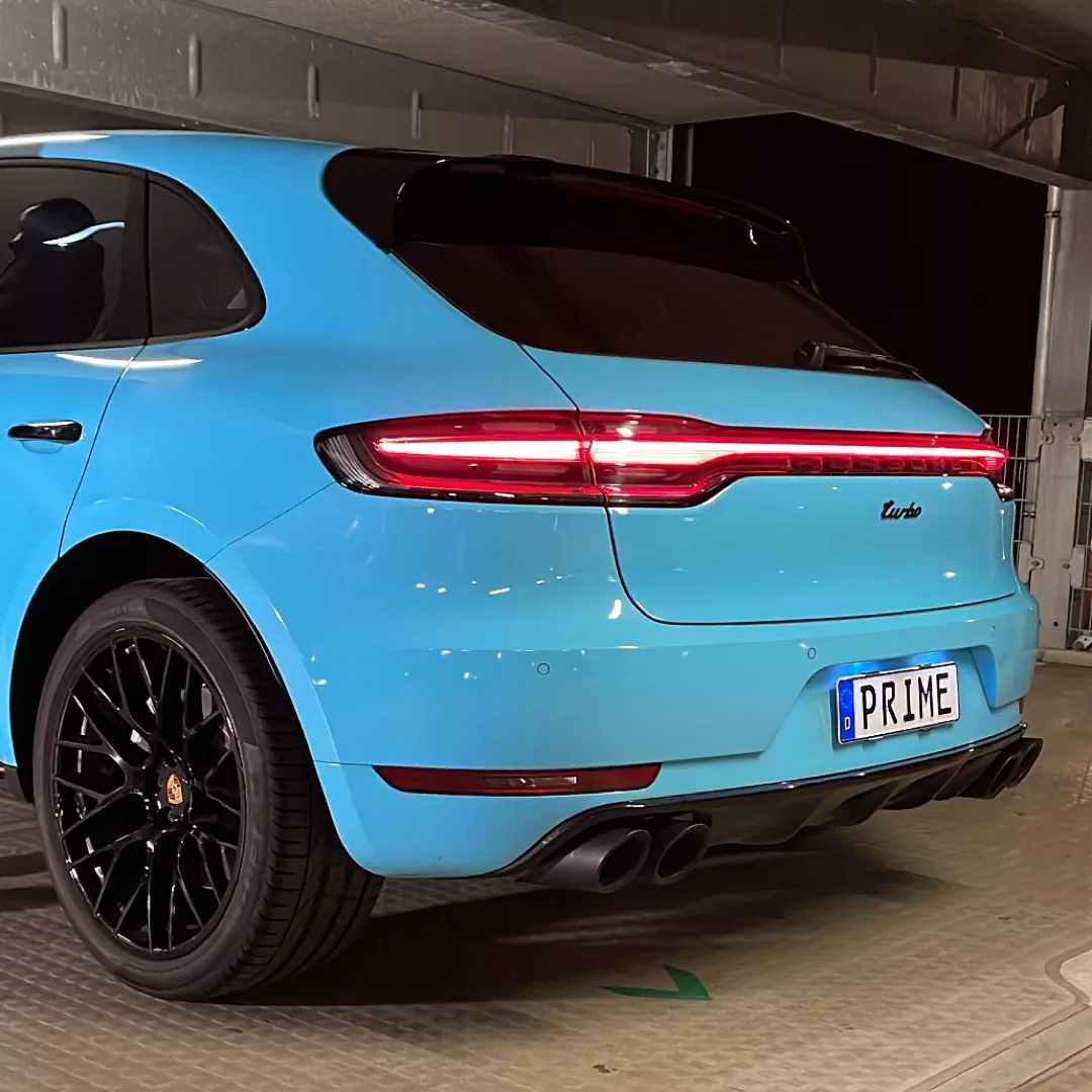 Porsche Macan Turbo in Blau von hinten mieten