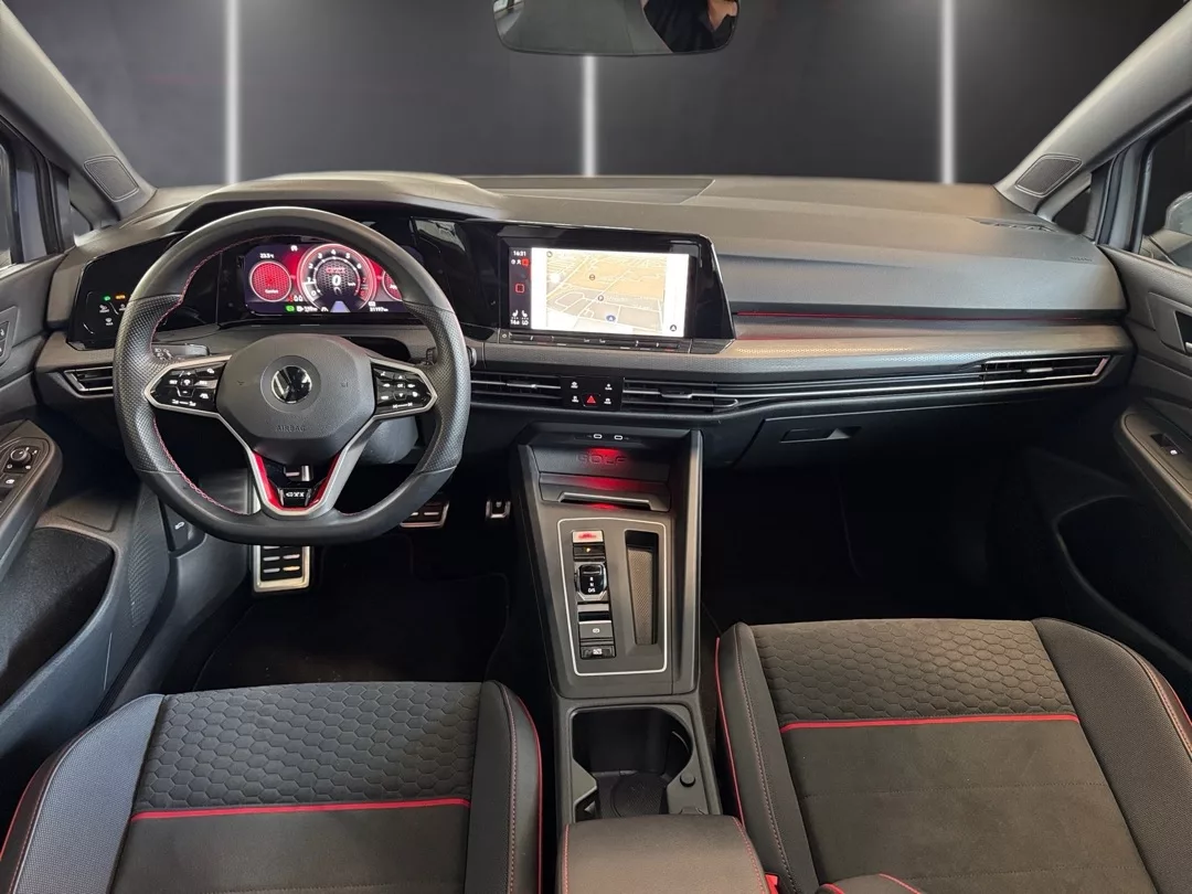 Golf 8 GTI Clubsport Cockpit mit modernen Anzeigen mieten