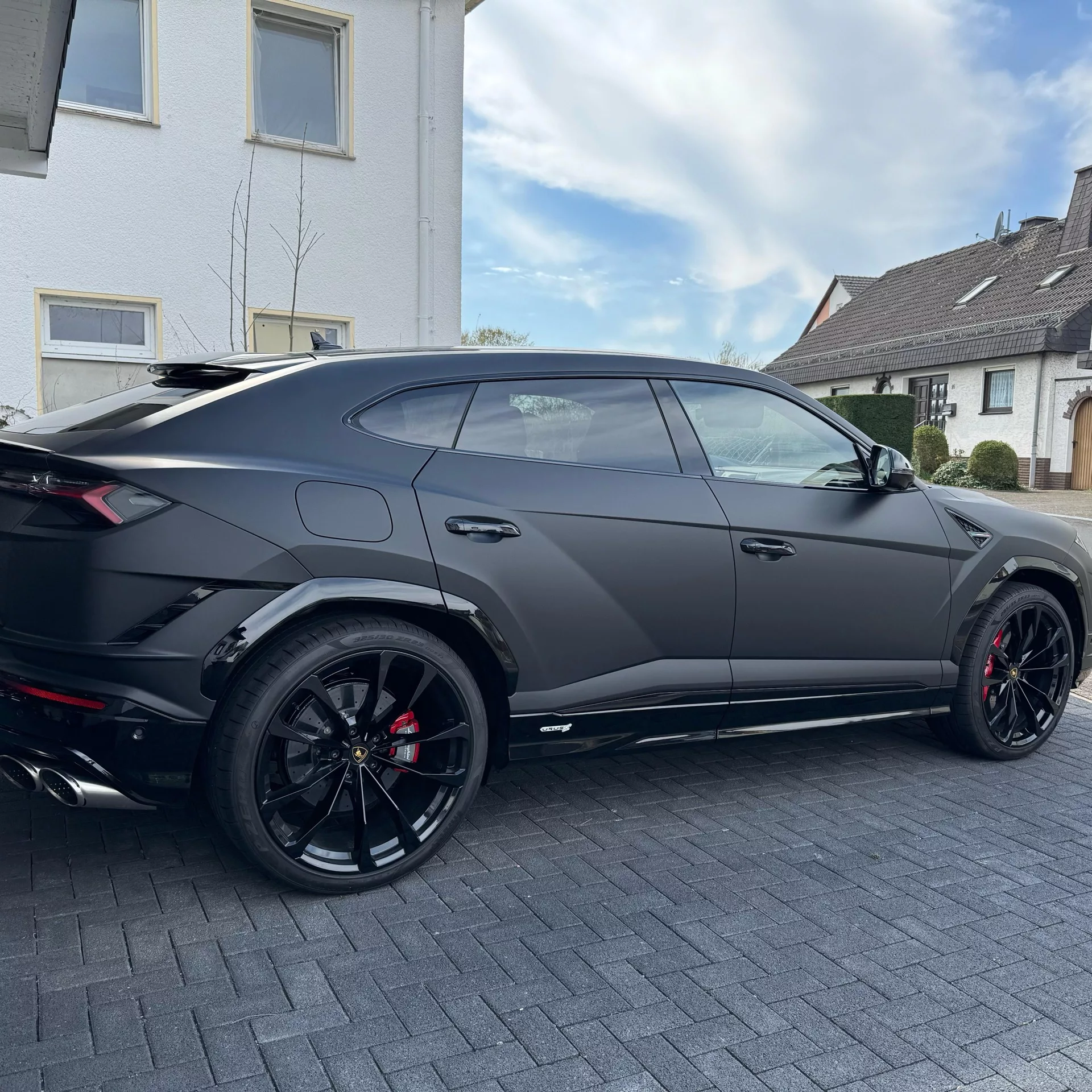 Lamborghini Urus D in Schwarz von der Seite mieten
