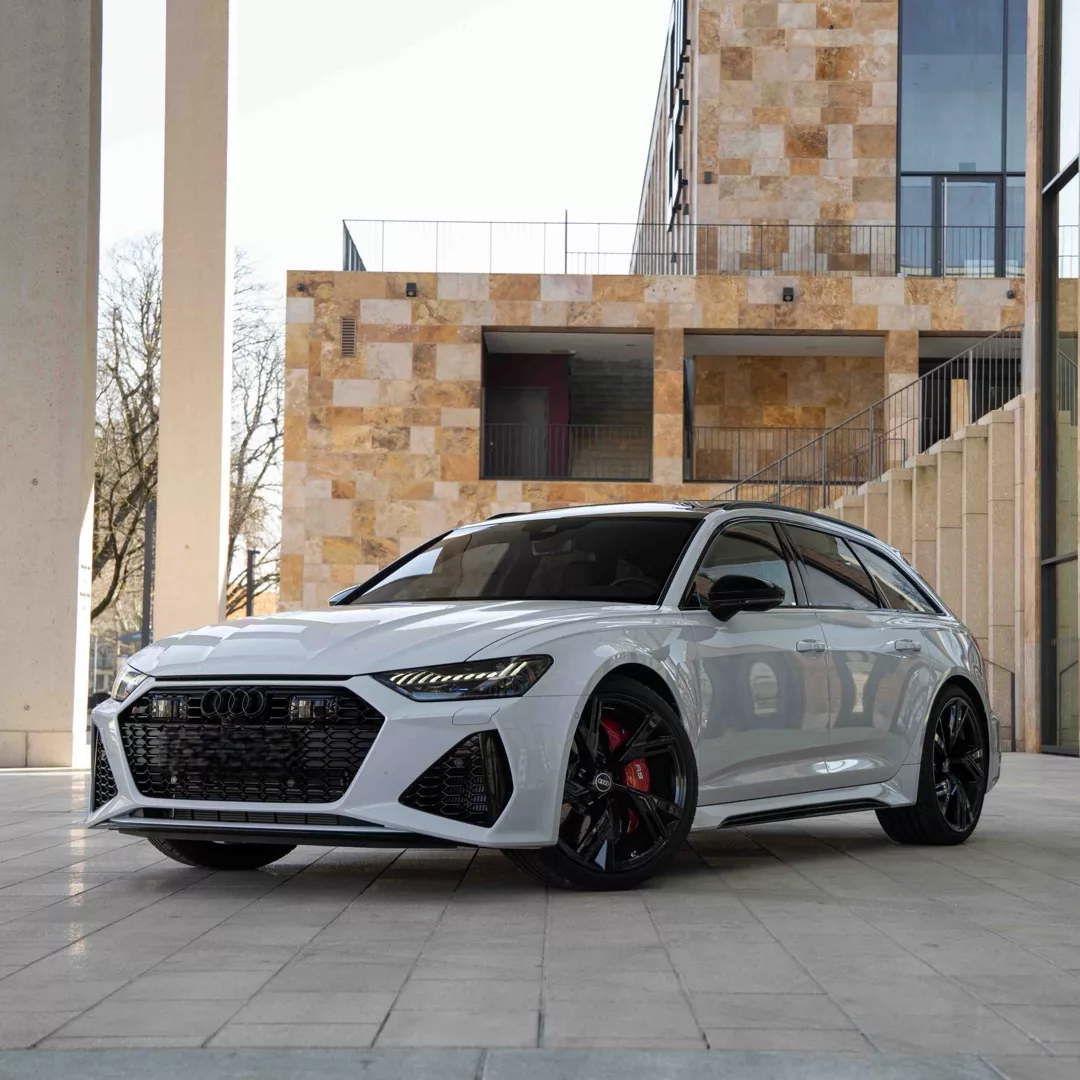 Audi RS6 Performance in Weiß vor Gebäude mieten