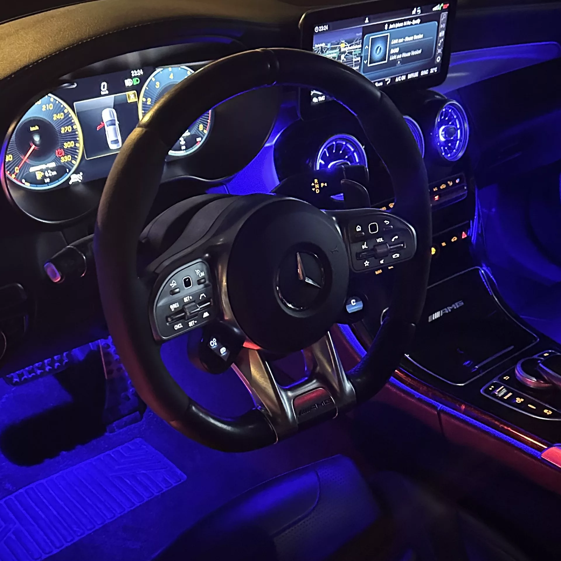 Mercedes C63s V8 BiTurbo Innenraum mit beleuchtetem Cockpit mieten.