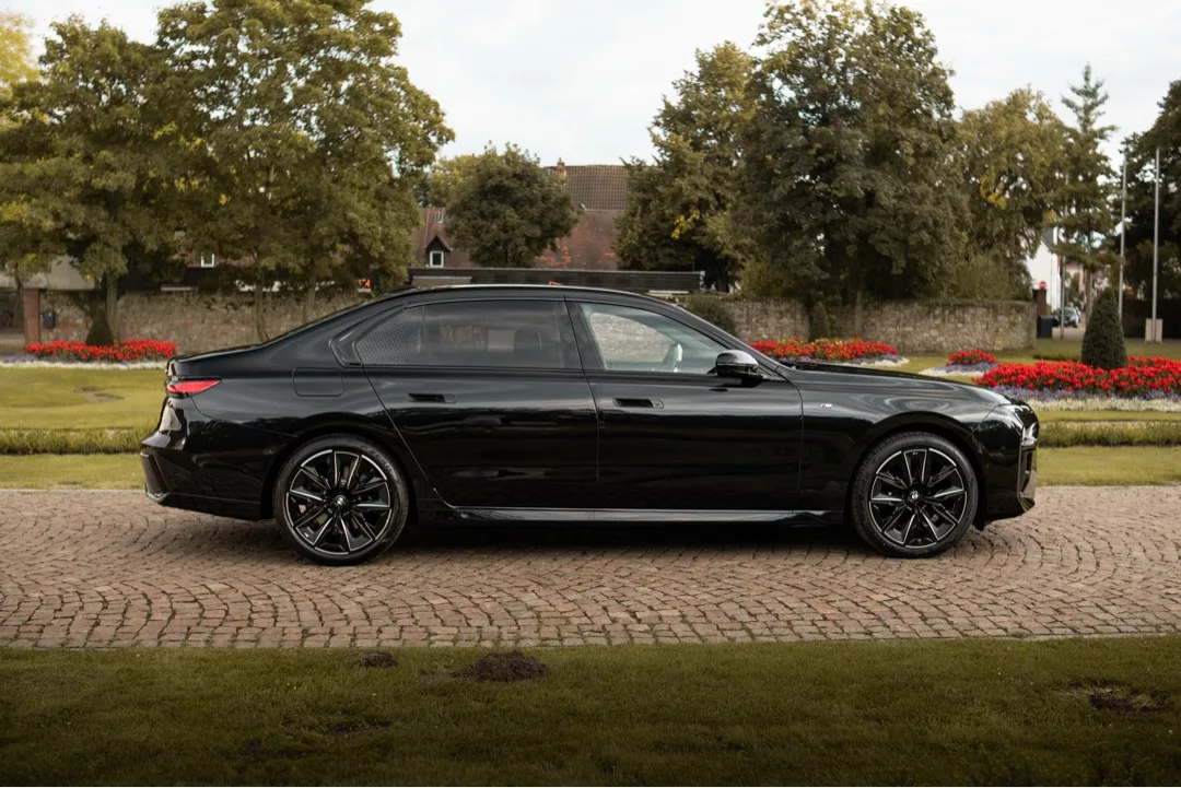 BMW 740d in Schwarz von der Seite mieten
