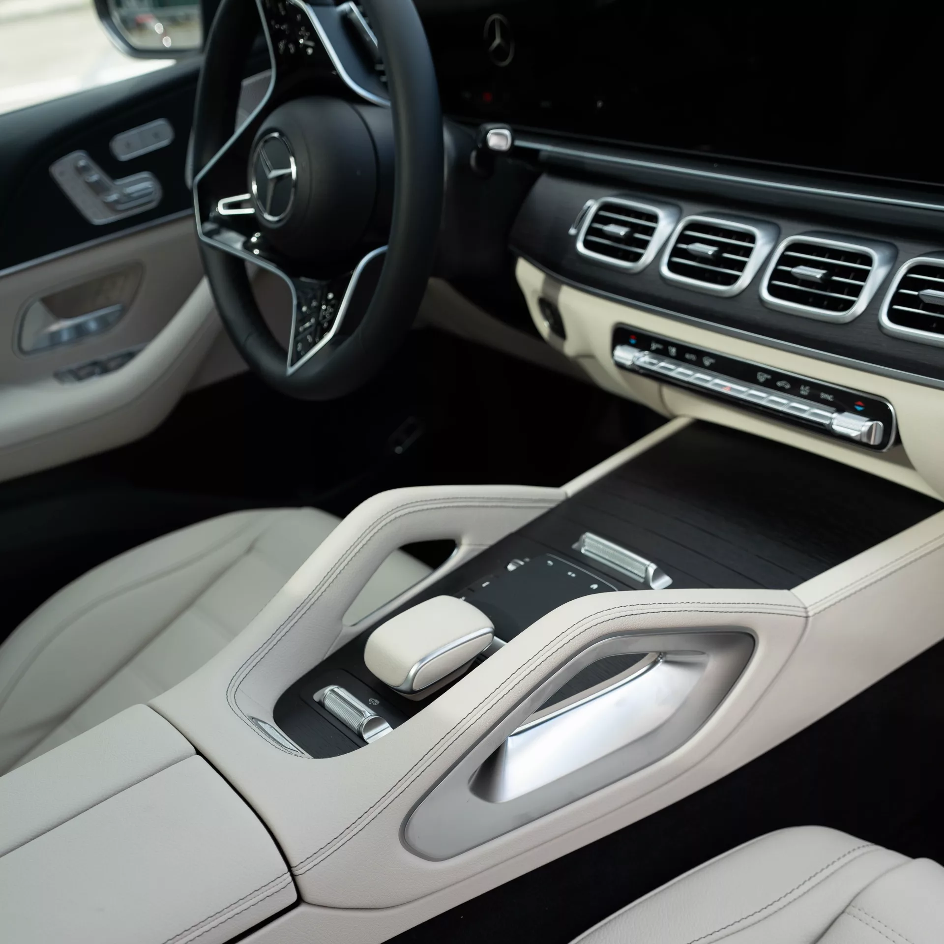 Mercedes-Benz GLE 300d 4MATIC Coupé Innenraum mit luxuriösen Ledersitzen mieten