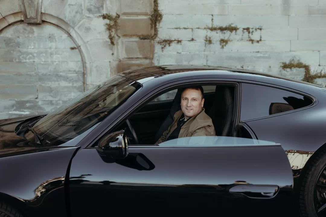 Porsche 911 Coupé in Schwarz von der Seite mieten