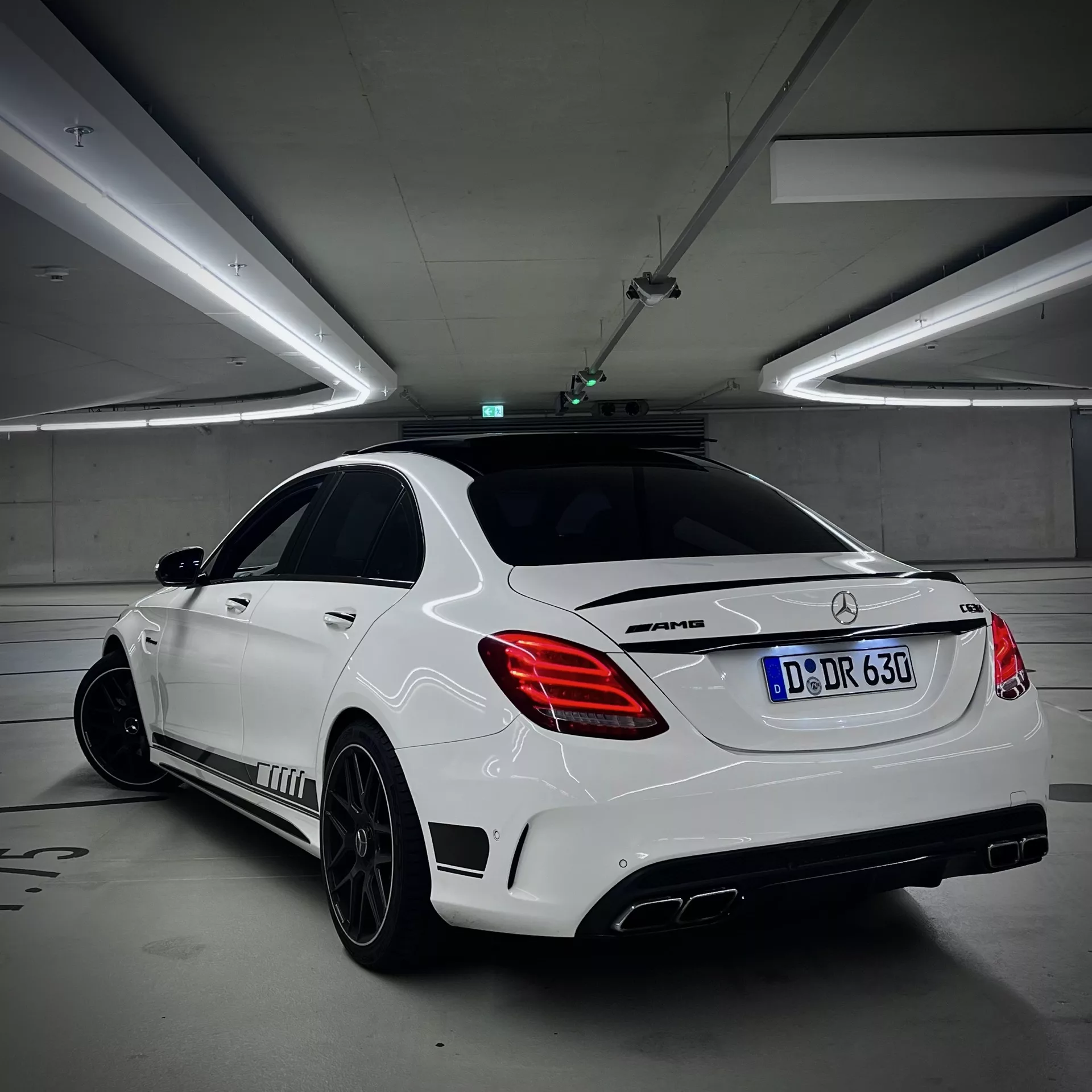 Mercedes C63 AMG in Weiß von hinten mieten