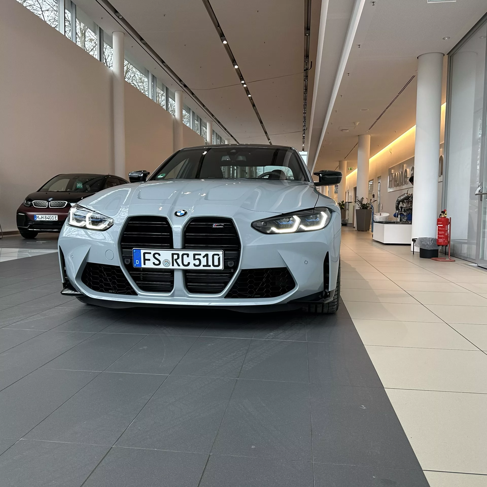 BMW M3 Competition X-Drive in Grau Frontansicht mieten.