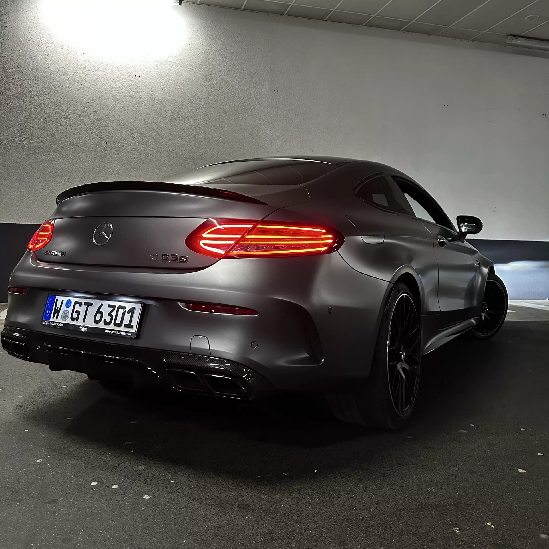 Mercedes C63s AMG in Mattschwarz von hinten mieten