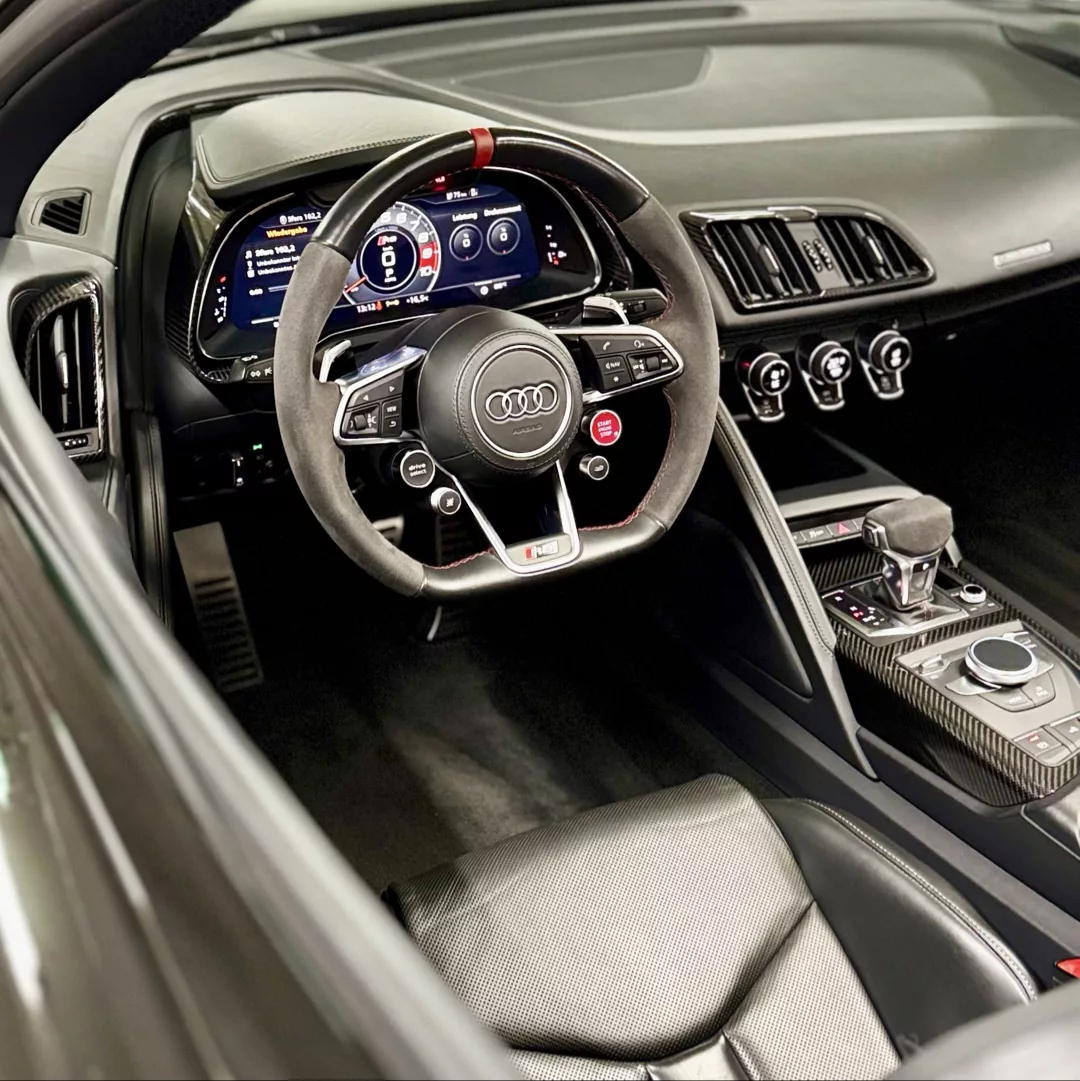 Audi R8 Spyder Performance Innenraum mit Lederarmaturen mieten
