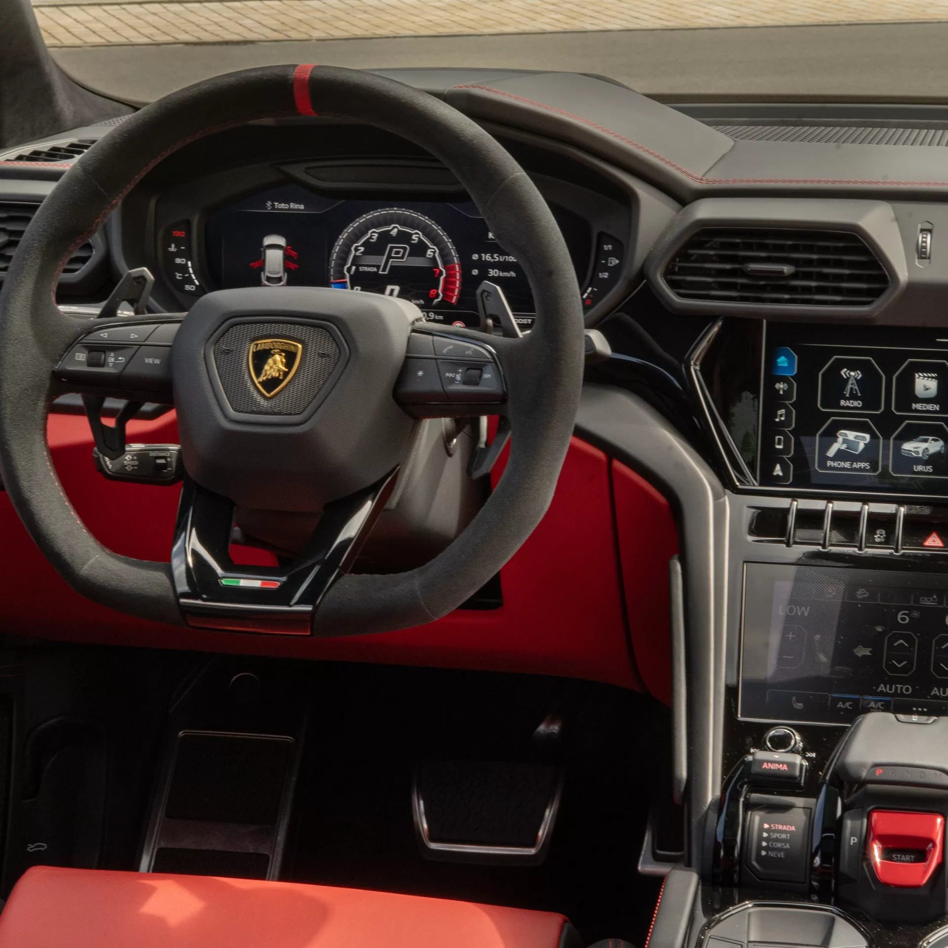 Lamborghini Urus Cockpit mit roter Innenausstattung mieten