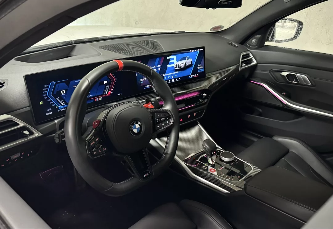BMW M3 Competition Innenraum mit Display und Lenkrad mieten