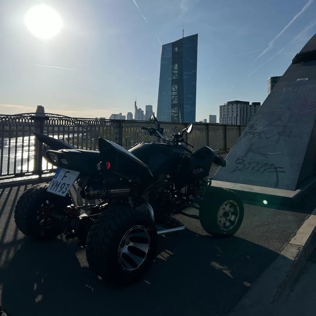 Sportliches Quad in Schwarz von hinten mieten