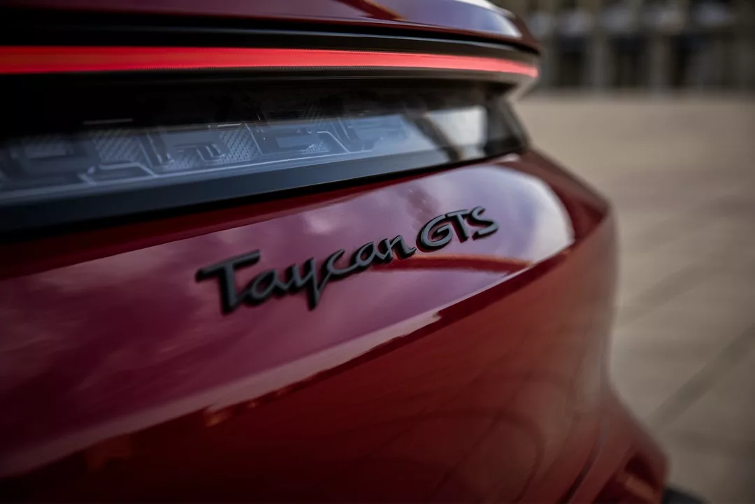 Porsche Taycan GTS SportTurismo in Rot von hinten mieten